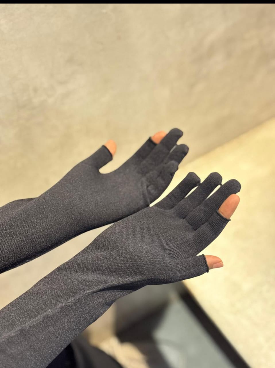 BLACK STRECHABLE MODEST FULL-HAND GLOVE